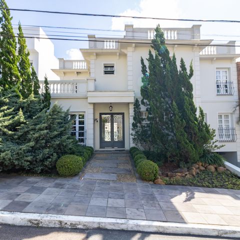 Casa de condomínio à venda com 632m², 4 quartos e 6 vagas Casa de condomínio à venda com 632m², 4 quartos e 6 vagasFachada