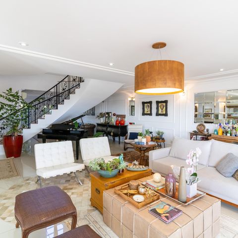 Casa de condomínio à venda com 632m², 4 quartos e 6 vagas Casa de condomínio à venda com 632m², 4 quartos e 6 vagasSala