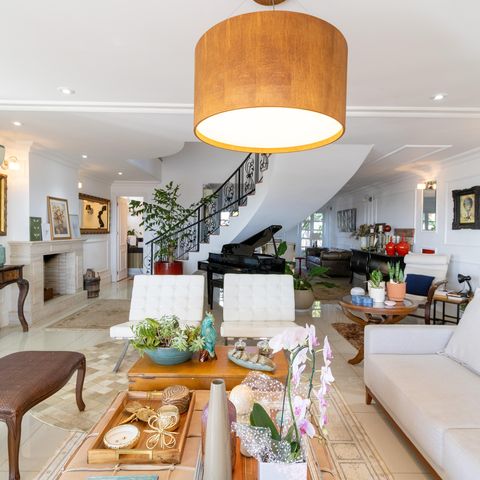 Casa de condomínio à venda com 632m², 4 quartos e 6 vagas Casa de condomínio à venda com 632m², 4 quartos e 6 vagasSala