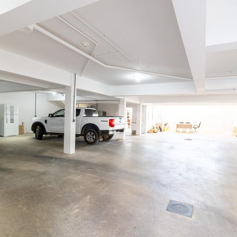 Casa de condomínio à venda com 632m², 4 quartos e 6 vagas Casa de condomínio à venda com 632m², 4 quartos e 6 vagasGaragem