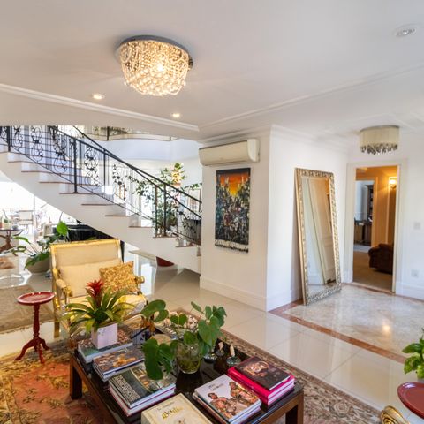 Casa de condomínio à venda com 632m², 4 quartos e 6 vagas Casa de condomínio à venda com 632m², 4 quartos e 6 vagasSala
