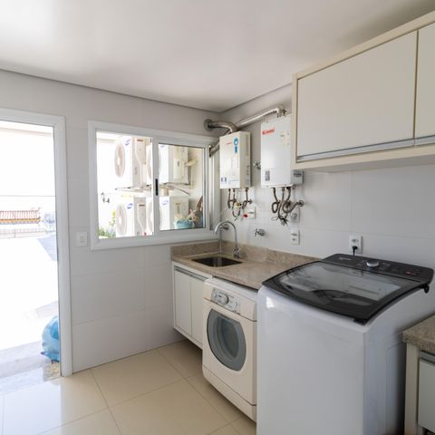 Casa de condomínio à venda com 632m², 4 quartos e 6 vagas Casa de condomínio à venda com 632m², 4 quartos e 6 vagasLavanderia