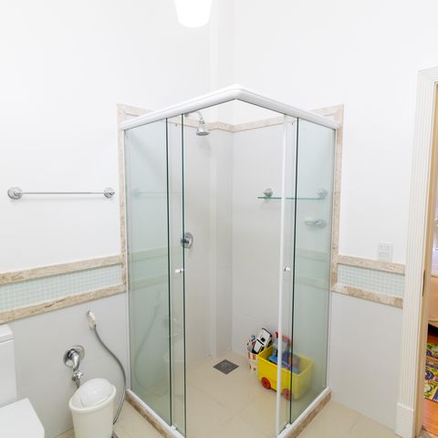 Casa de condomínio à venda com 632m², 4 quartos e 6 vagas Casa de condomínio à venda com 632m², 4 quartos e 6 vagasBanheiro da Suíte 3