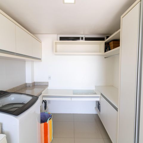 Casa de condomínio à venda com 632m², 4 quartos e 6 vagas Casa de condomínio à venda com 632m², 4 quartos e 6 vagasLavanderia