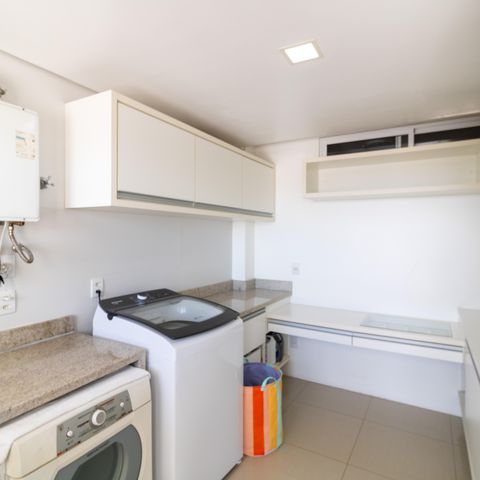 Casa de condomínio à venda com 632m², 4 quartos e 6 vagas Casa de condomínio à venda com 632m², 4 quartos e 6 vagasLavanderia