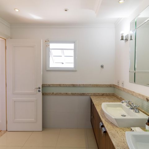 Casa de condomínio à venda com 632m², 4 quartos e 6 vagas Casa de condomínio à venda com 632m², 4 quartos e 6 vagasBanheiro da Suíte 1