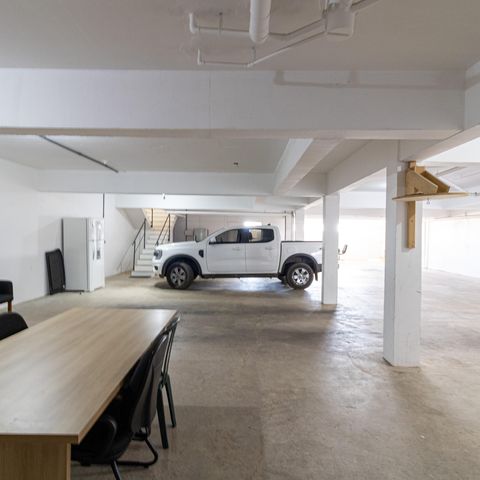 Casa de condomínio à venda com 632m², 4 quartos e 6 vagas Casa de condomínio à venda com 632m², 4 quartos e 6 vagasGaragem