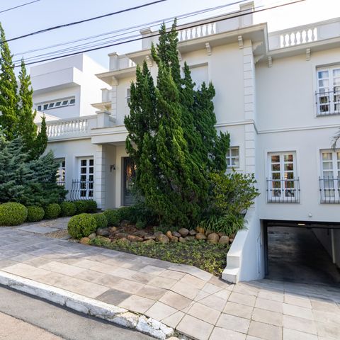 Casa de condomínio à venda com 632m², 4 quartos e 6 vagas Casa de condomínio à venda com 632m², 4 quartos e 6 vagasFachada