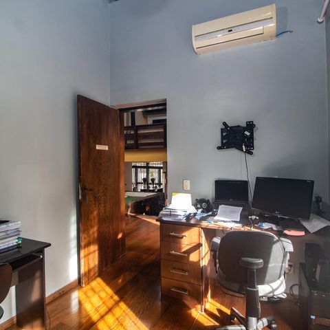 Casa à venda com 260m², 3 quartos e 3 vagas Casa à venda com 260m², 3 quartos e 3 vagasEscritório