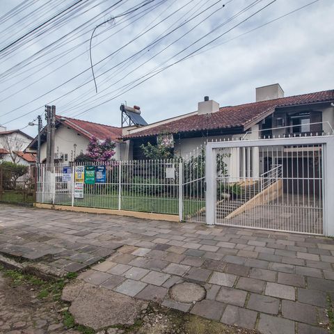 Casa à venda com 260m², 3 quartos e 3 vagas Casa à venda com 260m², 3 quartos e 3 vagasFachada