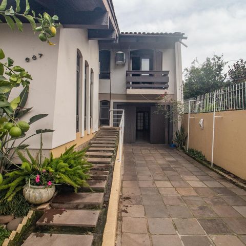 Casa à venda com 260m², 3 quartos e 3 vagas Casa à venda com 260m², 3 quartos e 3 vagasFachada