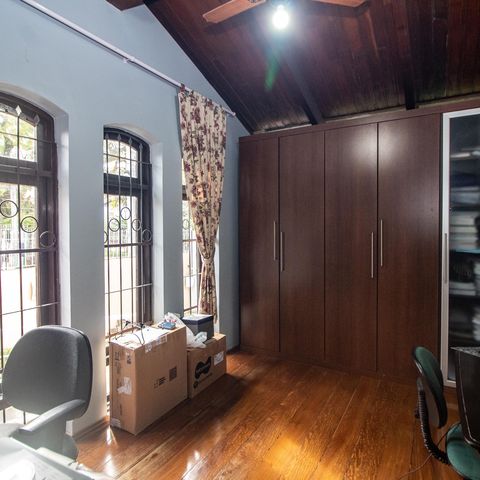Casa à venda com 260m², 3 quartos e 3 vagas Casa à venda com 260m², 3 quartos e 3 vagasEscritório
