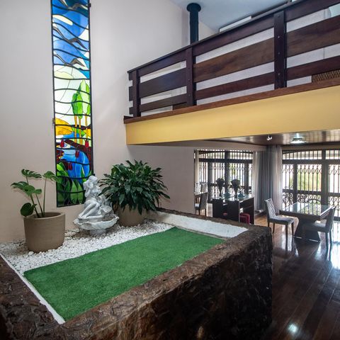Casa à venda com 260m², 3 quartos e 3 vagas Casa à venda com 260m², 3 quartos e 3 vagasSala