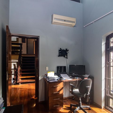 Casa à venda com 260m², 3 quartos e 3 vagas Casa à venda com 260m², 3 quartos e 3 vagasEscritório