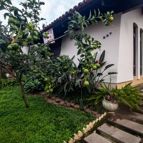 Casa à venda com 260m², 3 quartos e 3 vagas Casa à venda com 260m², 3 quartos e 3 vagasFachada