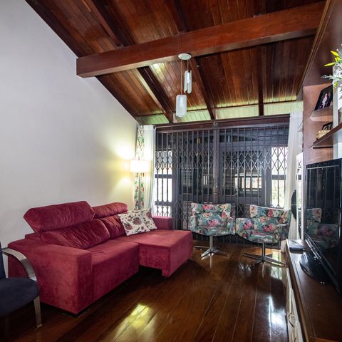 Casa à venda com 260m², 3 quartos e 3 vagas Casa à venda com 260m², 3 quartos e 3 vagasSala