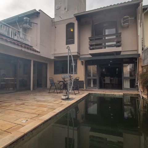 Casa à venda com 260m², 3 quartos e 3 vagas Casa à venda com 260m², 3 quartos e 3 vagasÁrea comum - Piscina