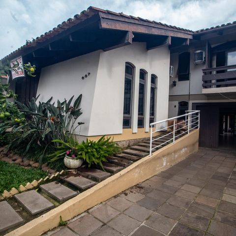 Casa à venda com 260m², 3 quartos e 3 vagas Casa à venda com 260m², 3 quartos e 3 vagasFachada