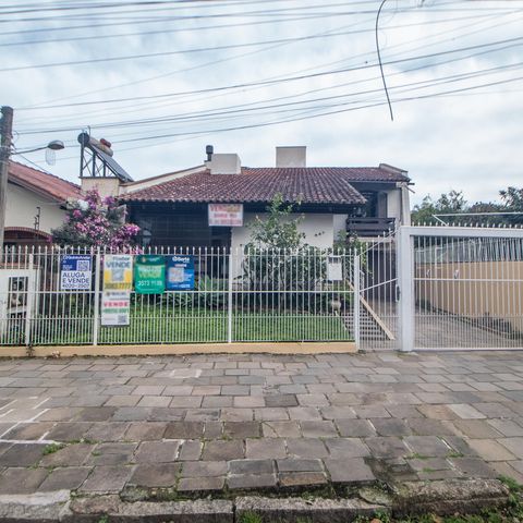 Casa à venda com 260m², 3 quartos e 3 vagas Casa à venda com 260m², 3 quartos e 3 vagasFachada