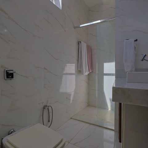 Casa à venda com 302m², 5 quartos e 3 vagas Casa à venda com 302m², 5 quartos e 3 vagasBanheiro da Suíte 1