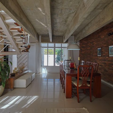 Casa à venda com 302m², 5 quartos e 3 vagas Casa à venda com 302m², 5 quartos e 3 vagasSala