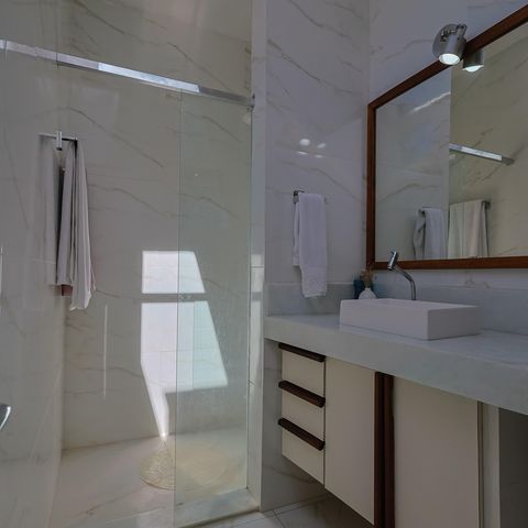 Casa à venda com 302m², 5 quartos e 3 vagas Casa à venda com 302m², 5 quartos e 3 vagasBanheiro da Suíte 1