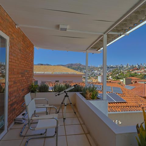 Casa à venda com 302m², 5 quartos e 3 vagas Casa à venda com 302m², 5 quartos e 3 vagasQuarto 2 - Varanda