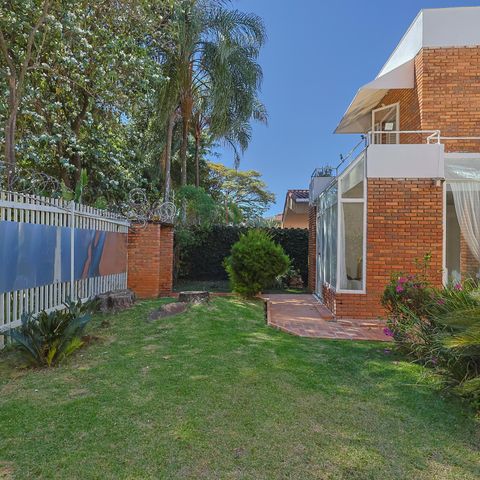 Casa à venda com 302m², 5 quartos e 3 vagas Casa à venda com 302m², 5 quartos e 3 vagasJardim
