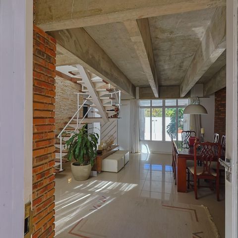 Casa à venda com 302m², 5 quartos e 3 vagas Casa à venda com 302m², 5 quartos e 3 vagasSala