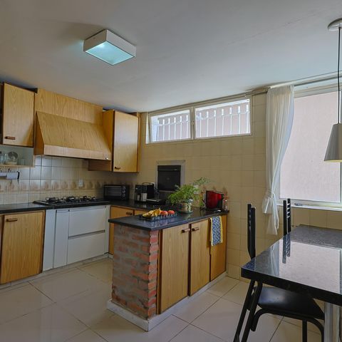 Casa à venda com 302m², 5 quartos e 3 vagas Casa à venda com 302m², 5 quartos e 3 vagasCozinha