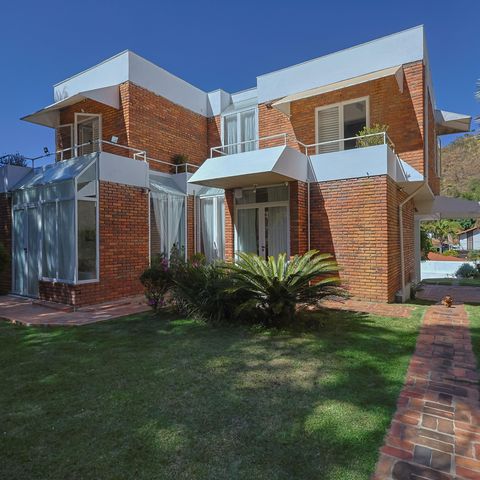 Casa à venda com 302m², 5 quartos e 3 vagas Casa à venda com 302m², 5 quartos e 3 vagasJardim