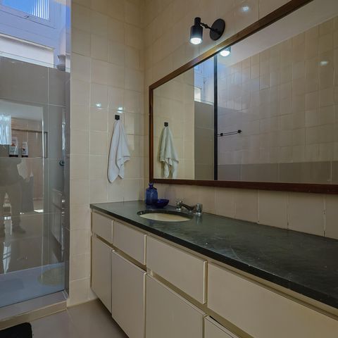 Casa à venda com 302m², 5 quartos e 3 vagas Casa à venda com 302m², 5 quartos e 3 vagasBanheiro