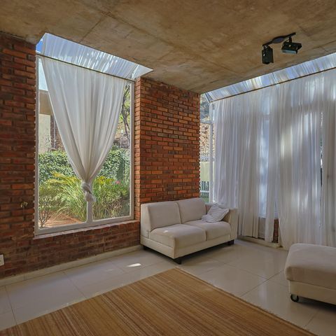 Casa à venda com 302m², 5 quartos e 3 vagas Casa à venda com 302m², 5 quartos e 3 vagasSala
