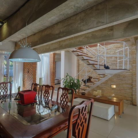 Casa à venda com 302m², 5 quartos e 3 vagas Casa à venda com 302m², 5 quartos e 3 vagasSala