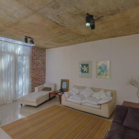 Casa à venda com 302m², 5 quartos e 3 vagas Casa à venda com 302m², 5 quartos e 3 vagasSala