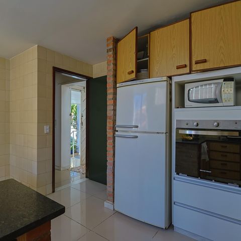 Casa à venda com 302m², 5 quartos e 3 vagas Casa à venda com 302m², 5 quartos e 3 vagasCozinha