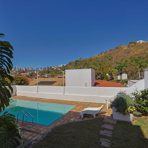 Casa à venda com 302m², 5 quartos e 3 vagas Casa à venda com 302m², 5 quartos e 3 vagasPiscina