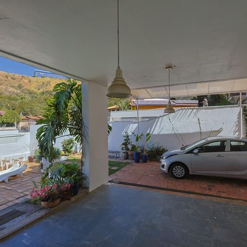 Casa à venda com 302m², 5 quartos e 3 vagas Casa à venda com 302m², 5 quartos e 3 vagasGaragem