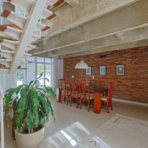 Casa à venda com 302m², 5 quartos e 3 vagas Casa à venda com 302m², 5 quartos e 3 vagasSala