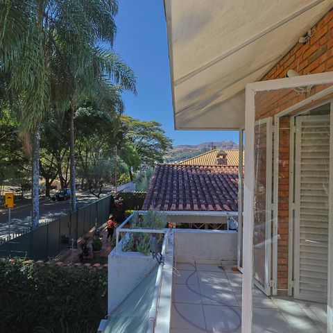 Casa à venda com 302m², 5 quartos e 3 vagas Casa à venda com 302m², 5 quartos e 3 vagasSuíte 1 - Varanda