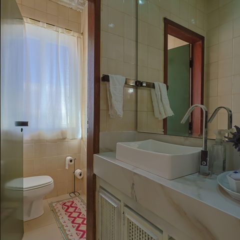 Casa à venda com 302m², 5 quartos e 3 vagas Casa à venda com 302m², 5 quartos e 3 vagasLavabo