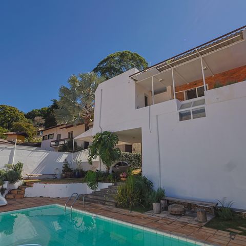 Casa à venda com 302m², 5 quartos e 3 vagas Casa à venda com 302m², 5 quartos e 3 vagasPiscina