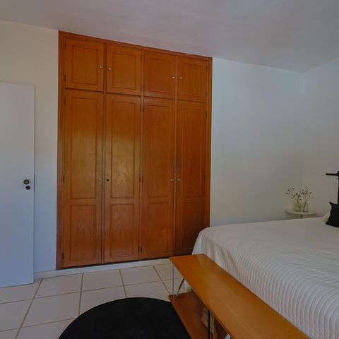 Casa à venda com 302m², 5 quartos e 3 vagas Casa à venda com 302m², 5 quartos e 3 vagasQuarto 2