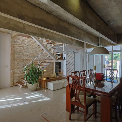 Casa à venda com 302m², 5 quartos e 3 vagas Casa à venda com 302m², 5 quartos e 3 vagasSala