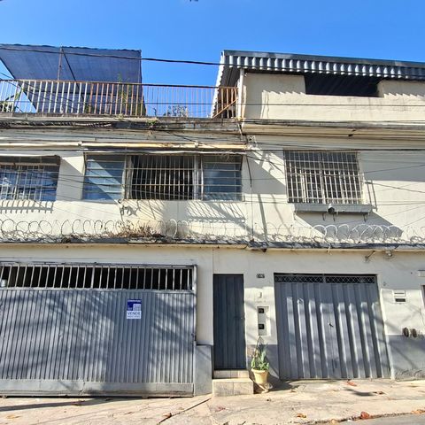 Casa à venda com 250m², 4 quartos e 2 vagas Casa à venda com 250m², 4 quartos e 2 vagasFachada