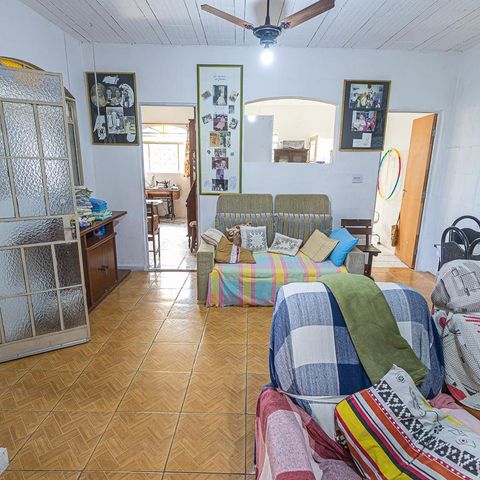 Casa à venda com 250m², 4 quartos e 2 vagas Casa à venda com 250m², 4 quartos e 2 vagasSala