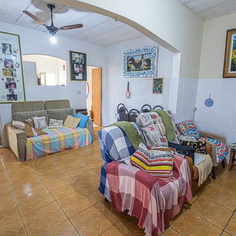Casa à venda com 250m², 4 quartos e 2 vagas Casa à venda com 250m², 4 quartos e 2 vagasSala