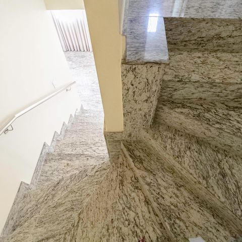 Casa à venda com 105m², 3 quartos e 1 vaga Casa à venda com 105m², 3 quartos e 1 vagaEscada