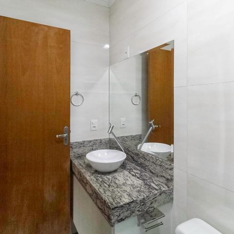 Casa à venda com 105m², 3 quartos e 1 vaga Casa à venda com 105m², 3 quartos e 1 vagaBanheiro da suíte