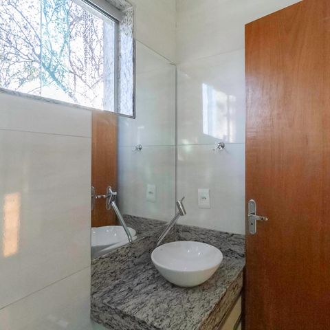Casa à venda com 105m², 3 quartos e 1 vaga Casa à venda com 105m², 3 quartos e 1 vagaBanheiro social